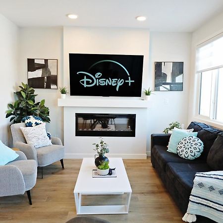 Stylish Home With 3 King Beds,Garage,Disney+ เอดมันตัน ภายนอก รูปภาพ