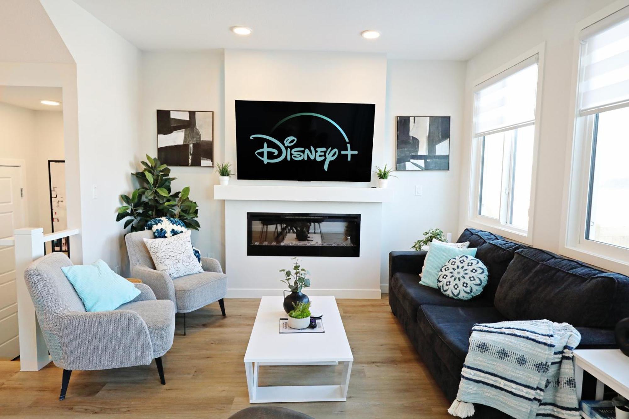 Stylish Home With 3 King Beds,Garage,Disney+ เอดมันตัน ภายนอก รูปภาพ