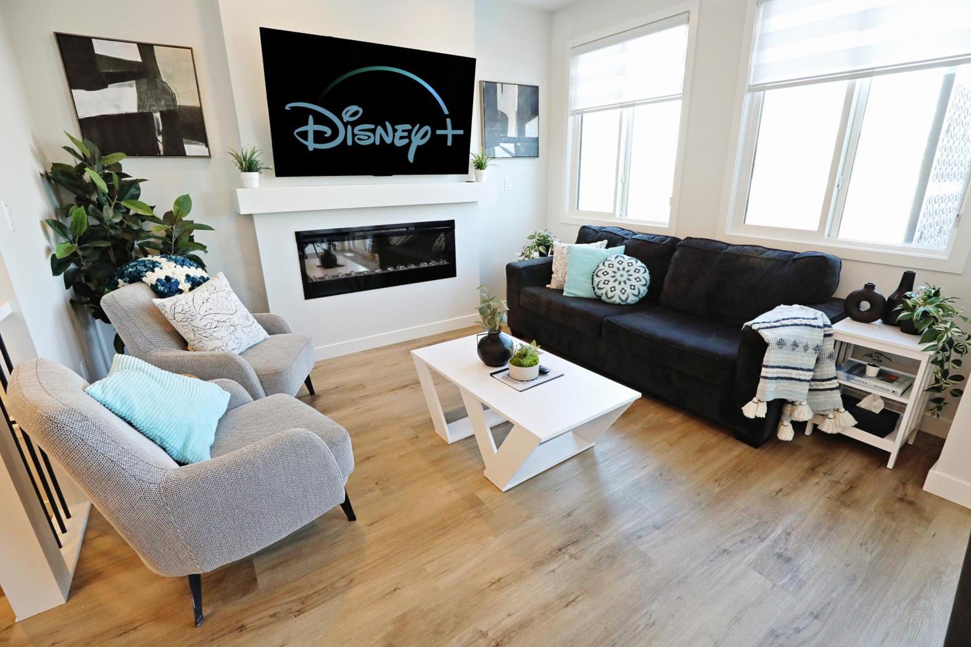 Stylish Home With 3 King Beds,Garage,Disney+ เอดมันตัน ภายนอก รูปภาพ