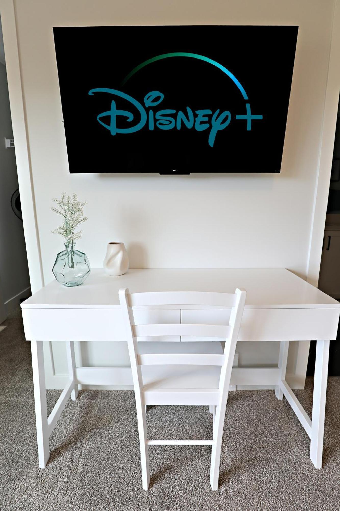 Stylish Home With 3 King Beds,Garage,Disney+ เอดมันตัน ภายนอก รูปภาพ